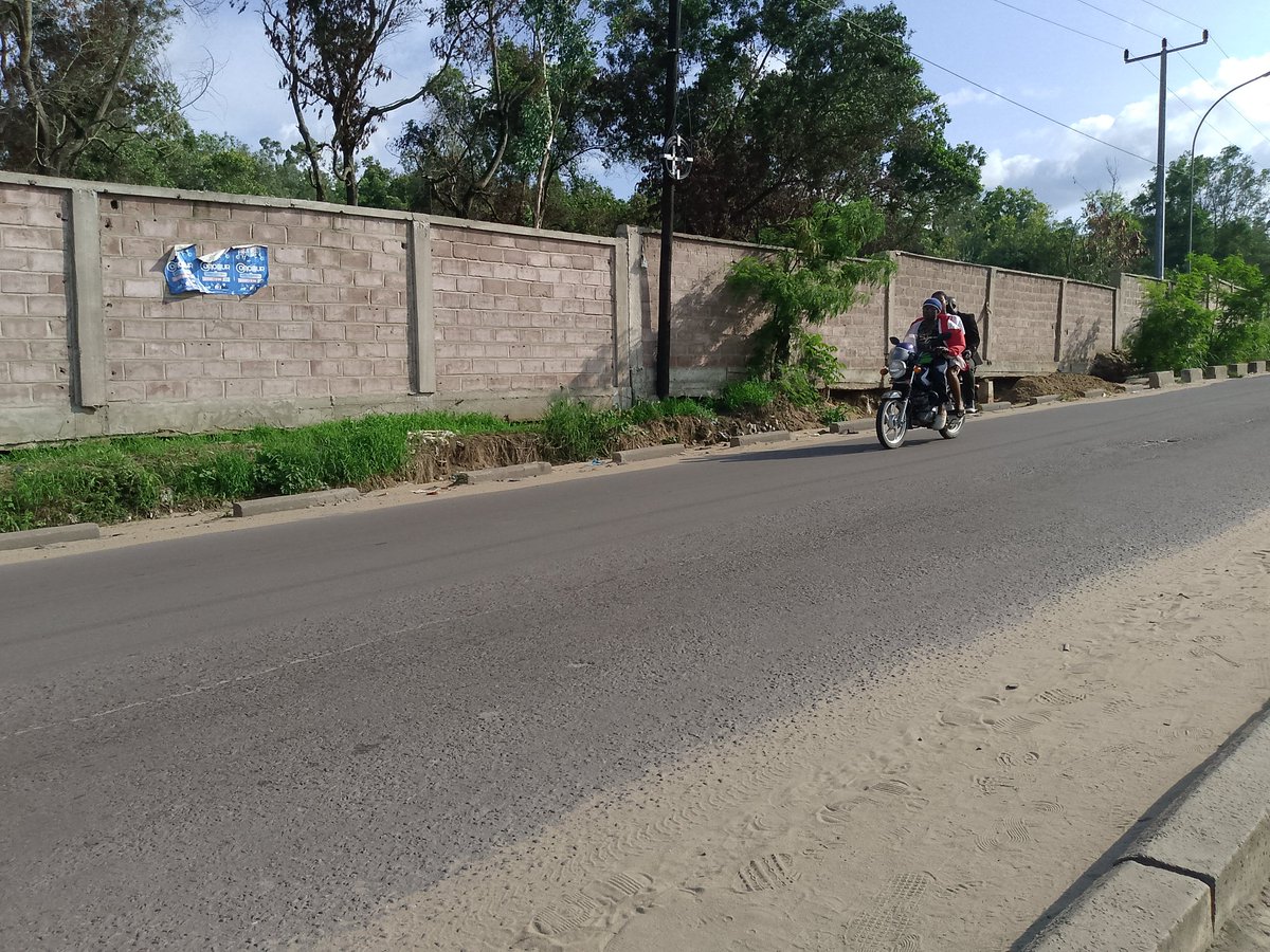 leonkanku002's tweet image. @Unikinrdc la clôture de c campus avt l&apos;entrée #cnpp en face de l&apos;#istm sur avenue #kimuenza en voix de s&apos;écrouler. Le comité de gestion dirigé par le recteur @kayembejmk attend l&apos;État. Déplorable. @TopCongo @lusakuenoc @simeonisako13 @EdmondIzuba1 @rtncofficielle1 @acprdcongo