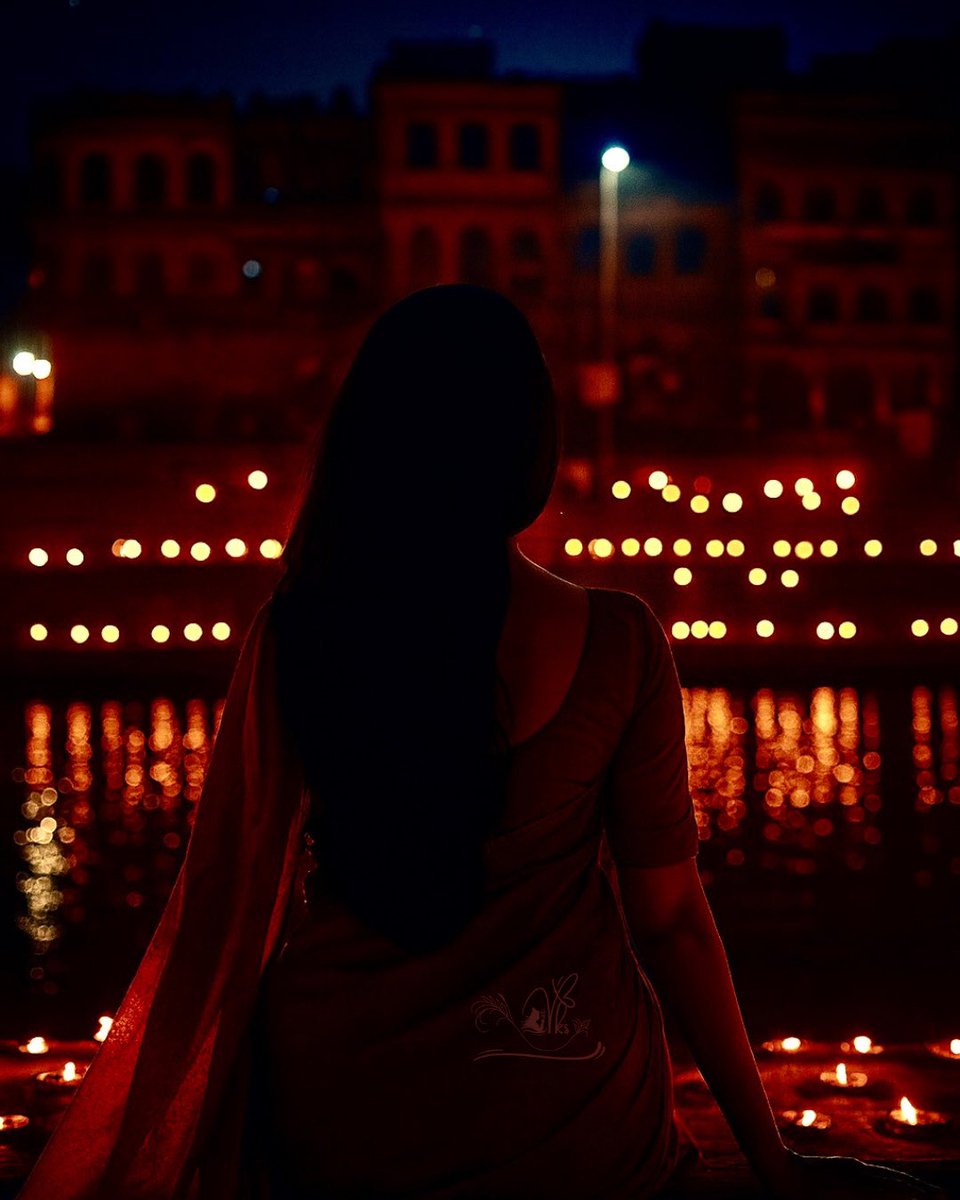vijayaksharma's tweet image. As the flames of the Ganga Aarti faded, a new journey quietly lit up within her.
The sacred air of Kashi touched the old wounds she thought she had buried.
The pain, the silence of unanswered prayers..everything awakened again.
But this time, Kashi did not let her run…
It felt…