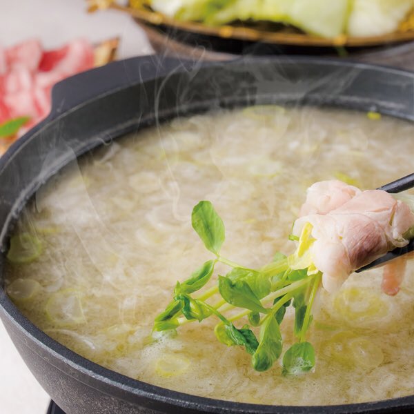 こんばんは!とめ手羽今泉店です🤚
最近あの暑い日がなかったような寒さが続いていますね🥶
そんな日には心の芯から温まるもつ鍋や今月のおすすめであるみぞれつゆしゃぶはいかがですか？
熱々のとめ手羽もおすすめです🤚皆様のご来店心よりお待ちしております🍻🐔
#とめてば #天神居酒屋 #天神