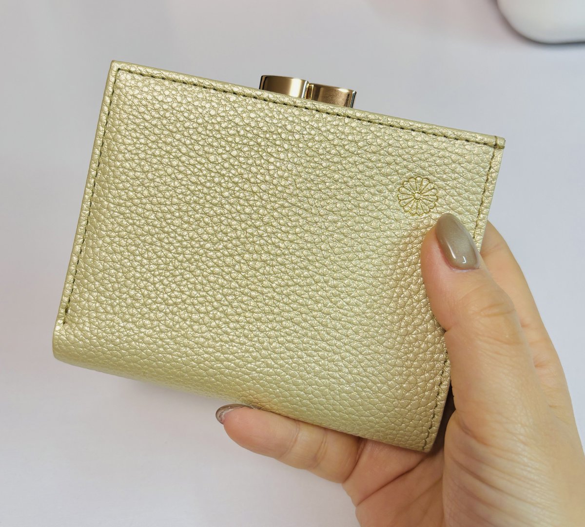 んふっふ❤️手に入れましたぞ！皇居のお財布👛
画像よりもうちょい白めのシャンパンゴールド🍾可愛い〜ちょこっとお出かけの時に使う☺️
金運あがれぇぇえええぇぇぇぇ！！！