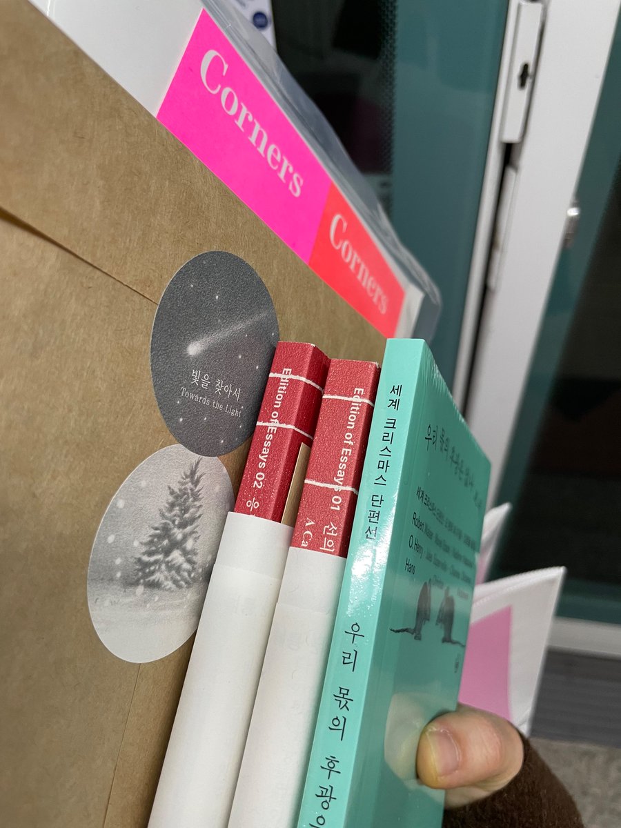 8juin_'s tweet image. 3년 만에 간 언리밋! 갈까 말까 고민하다가 궁금했던 책들도 사고 자극도 받고 싶어서 갔다! 휘리 작가님께 예쁜 강아지 싸인을 받았다 히히🐶 &amp;lt;응답하는 이미지들&amp;gt;은 윤경희 선생님이 추천사를 쓰셨길래 사 보았다 달력도 두 개나 사서(코우너스, 김목요 작가님) 만족스러워~