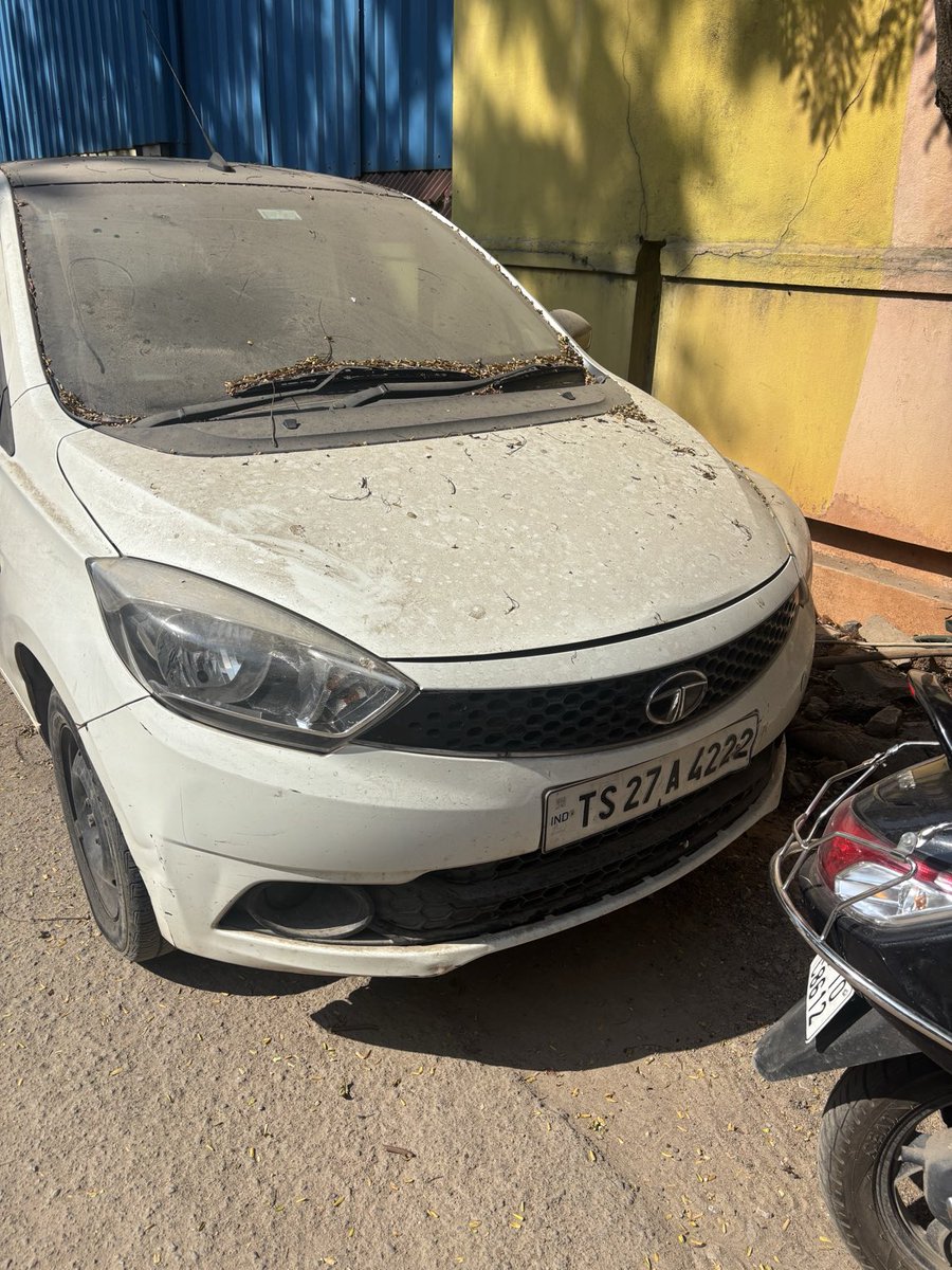 murugesan999's tweet photo. ⁦@CPHydCity⁩ ⁦@HYDTP⁩ this car is parked, unattended for many days in our colony *Temple Rock Enclave* Tadbund under PS Bowenpally causing inconvenience to commuters.
Call me on 9849044955
Murugesan,                     President, Temple Rock Enclave Tadbund https://t.co/ibUPtNllGs