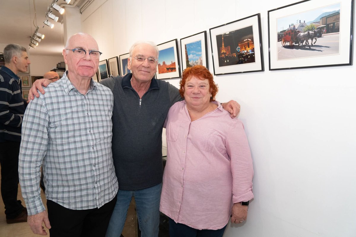 Aquest passat dijous vam inaugurar l'exposició d'en Diego Pedra i el Racó del soci de Marga Sánchez. 📸

Si voleu visitar aquestes dues exposicions, us esperem cada dimarts i dijous de 18:30 a 20:30. 

Enhorabona a Marga i Diego pel seu treball i gràcies a tothom per venir! 😃