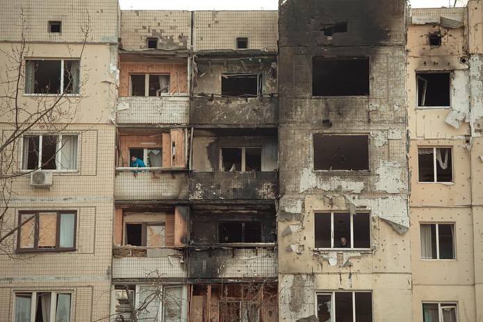 Мережею шириться фото пари з Оболоні, які цілуються просто серед уламків після нічної атаки на Київ

10 вересня: хлопець, військовослужбовець Азову, отримав тяжке кульове поранення у черевну порожнину й дивом вижив

15 листопада: у будинок дівчини стався приліт. Хлопець допомагав