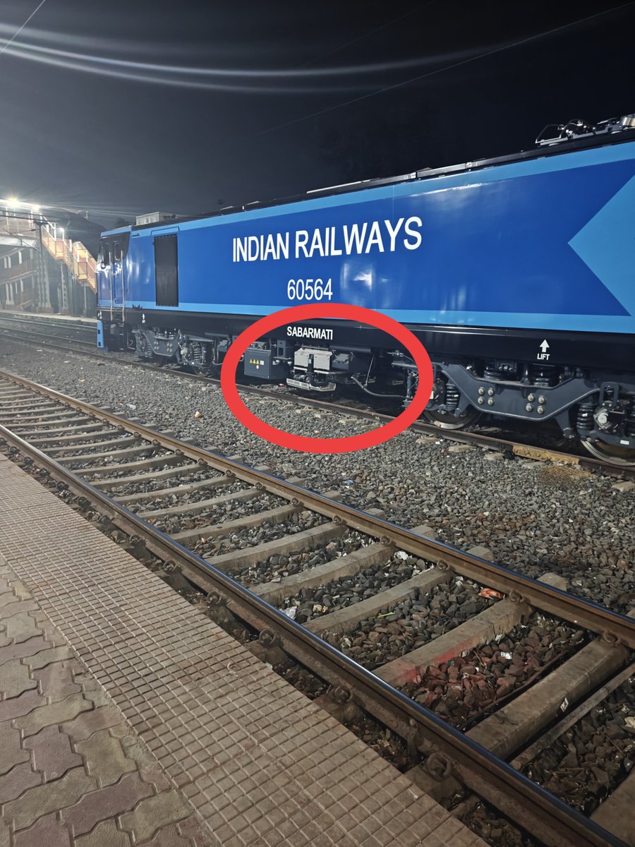 Ramanand06's tweet image. रिपोस्ट अनिवार्य करें सब ✊

माननीय रेलवे मंत्री @AshwiniVaishnaw
पूछना ये है कि WAG 12 का निर्माण बिहार के मधेपुरा जिला में होता है ।

तो ये इंजिन पर साबरमती क्यों लिखा जाता है बिहार , मधेपुरा लिखने से कुछ खराब हो जाएगा ईंजन में ?

थोड़ा बहुत बिहार को भी क्रेडिट दे दीजिए सब…