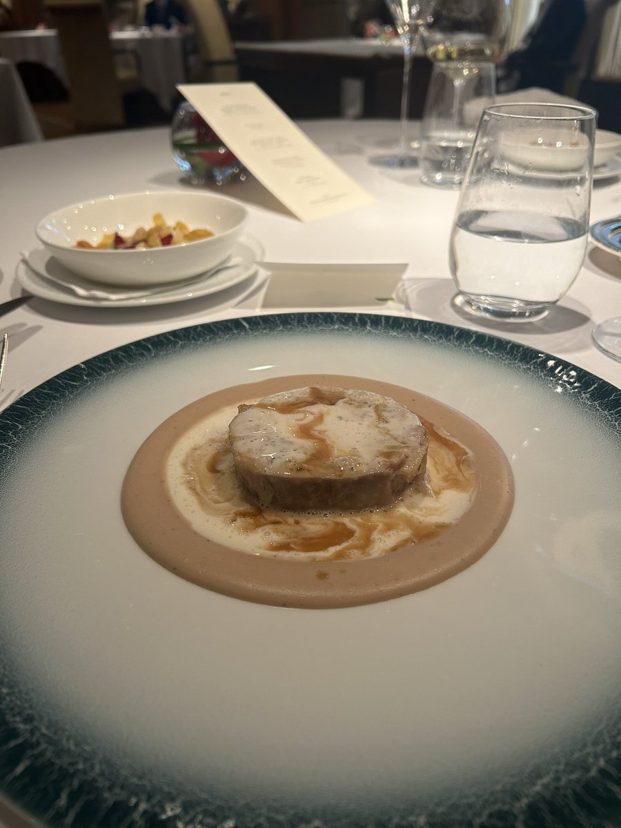 miiko_career's tweet photo. 母親の還暦祝いに帝国ホテルのレストラン行った🍽️後悔しないように親との時間を大切にしたいな。 https://t.co/neUf6qUt33