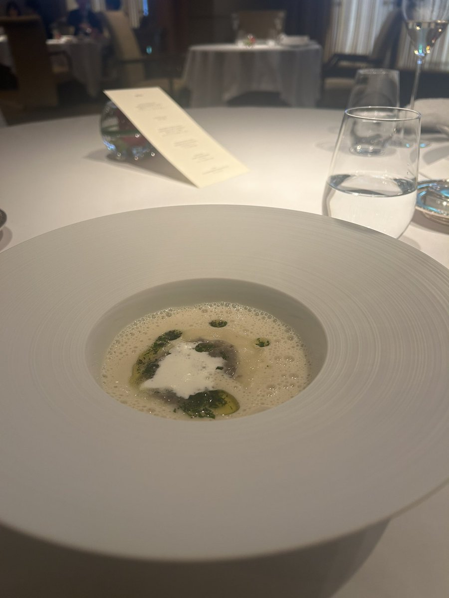 miiko_career's tweet photo. 母親の還暦祝いに帝国ホテルのレストラン行った🍽️後悔しないように親との時間を大切にしたいな。 https://t.co/neUf6qUt33