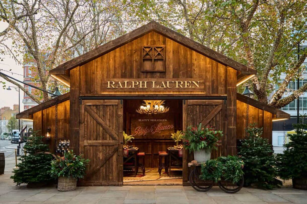 cppluxury's tweet image. RALPH LAUREN opens stunning pop-up in London at Sloane Square in Chelsea 

#RalphLauren #London #Chelsea #SloaneSquare #Holidays #Christmas #luxuryfashion #luxury #fashion #luxurybranding #luxuryretail @RalphLauren