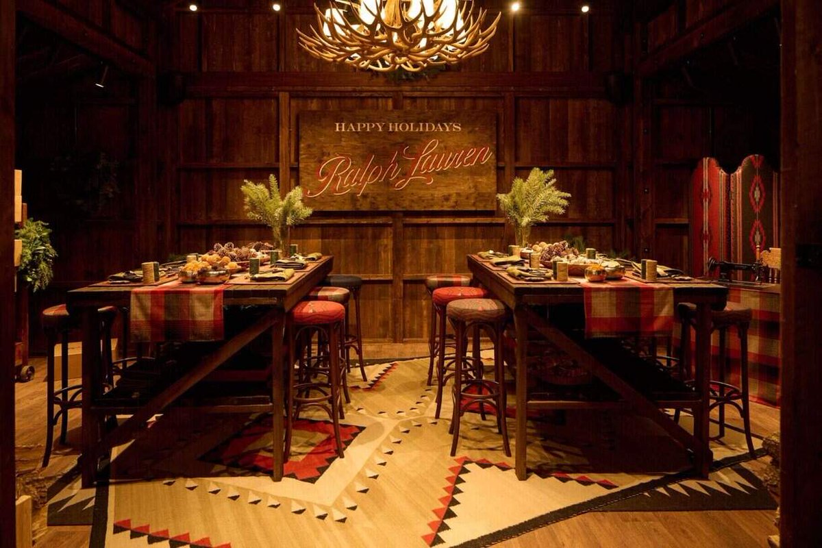 cppluxury's tweet image. RALPH LAUREN opens stunning pop-up in London at Sloane Square in Chelsea 

#RalphLauren #London #Chelsea #SloaneSquare #Holidays #Christmas #luxuryfashion #luxury #fashion #luxurybranding #luxuryretail @RalphLauren