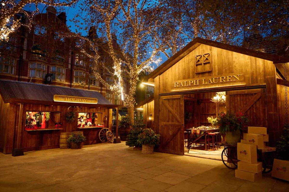 cppluxury's tweet image. RALPH LAUREN opens stunning pop-up in London at Sloane Square in Chelsea 

#RalphLauren #London #Chelsea #SloaneSquare #Holidays #Christmas #luxuryfashion #luxury #fashion #luxurybranding #luxuryretail @RalphLauren