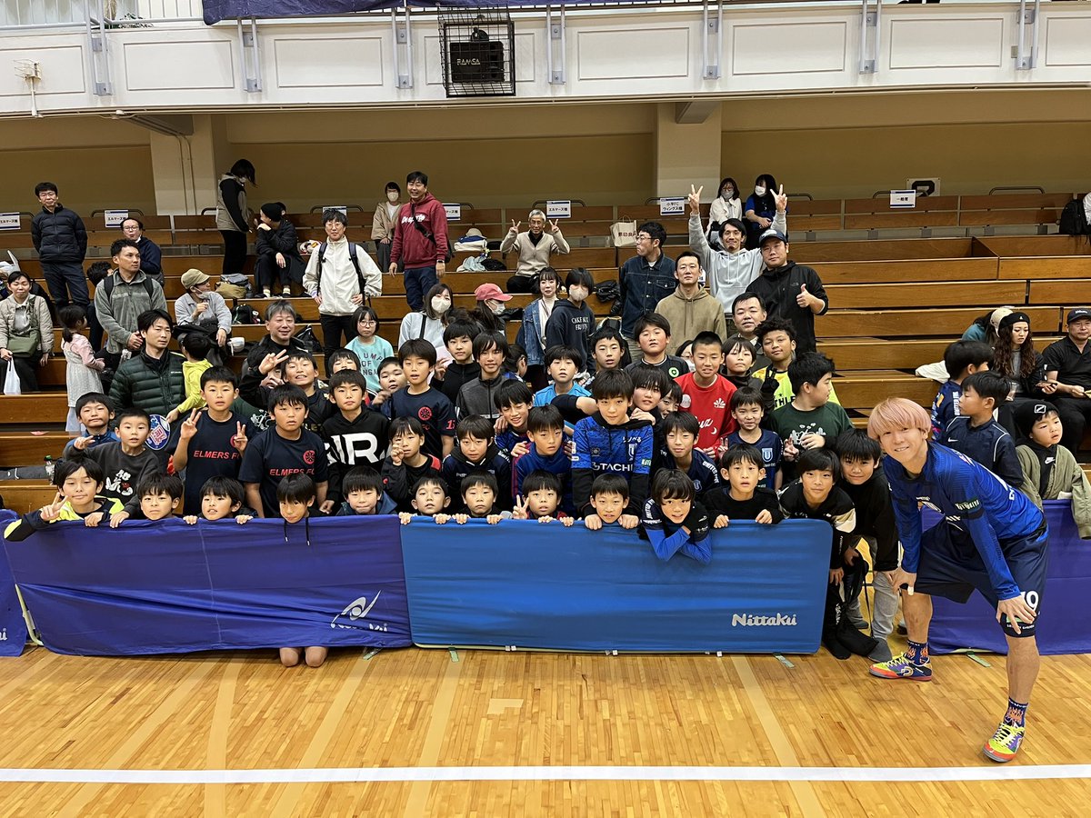 ElmersFC's tweet photo. 昨日はチーム全体活動でお師匠さん達の応援に📣
師匠もエルマーズが観に来た試合で負けられないと意気込んでいた様子😤
ちょっとでも応援が力になったなら良かった！
素晴らしい勝利👍👍👍

@tachikawa_athle 
@atsuya_futsaler 
@minamoto_akira 
@itazuracc 
@treblasab https://t.co/vUPzPZwO1N