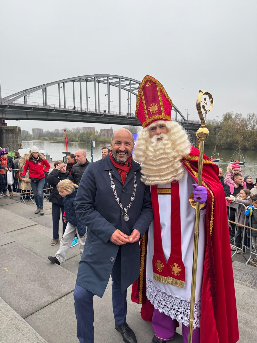 ahmedmarcouch's tweet image. Sinterklaas is weer in Arnhem! Vanuit Spanje kwam hij ondanks de herfstwind feilloos aan op de Rijnkade. Dank aan alle kinderen, ouders, vrijwilligers, ondernemers, Mansour en de mooiste Pieten die iedereen met pepernoten overlaadden én vannacht iets in de schoenen achterlieten.