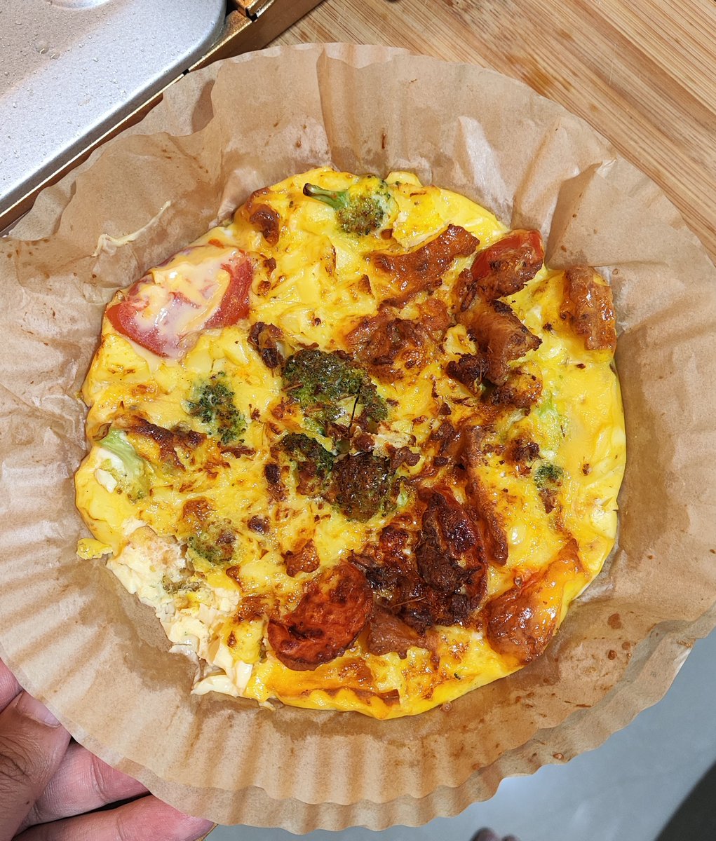 What a nice Sunday for me.

1. Dry rub chicken steak with boiled potatoes and air fried broccoli 
2. Airfried japanese tofu omelette broccoli and tomatoes.