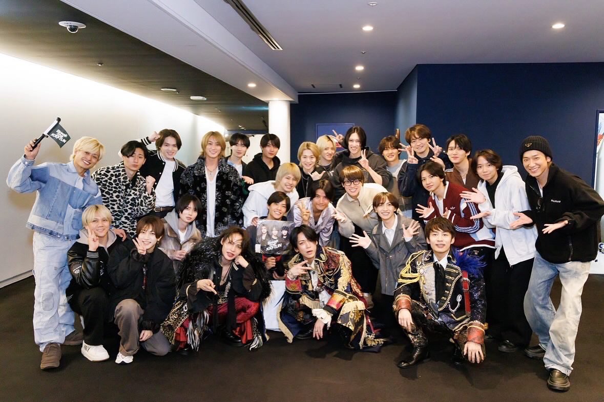 侍が😭😭😭😭😭😭同じ画面に写ってる😭😭😭😭😭😭これはさすがに亡霊になってしまう😭😭😭😭😭😭同じものを同じ空間で観ていただけで泣いてたのに😭😭😭😭😭😭上田様ありがとうございます、この面子で大好き上田様のお隣キープする嶺亜ちゃん、策士でメロメロ😍😍（情緒）
instagram.com/p/DRHGVXnEzRG/…