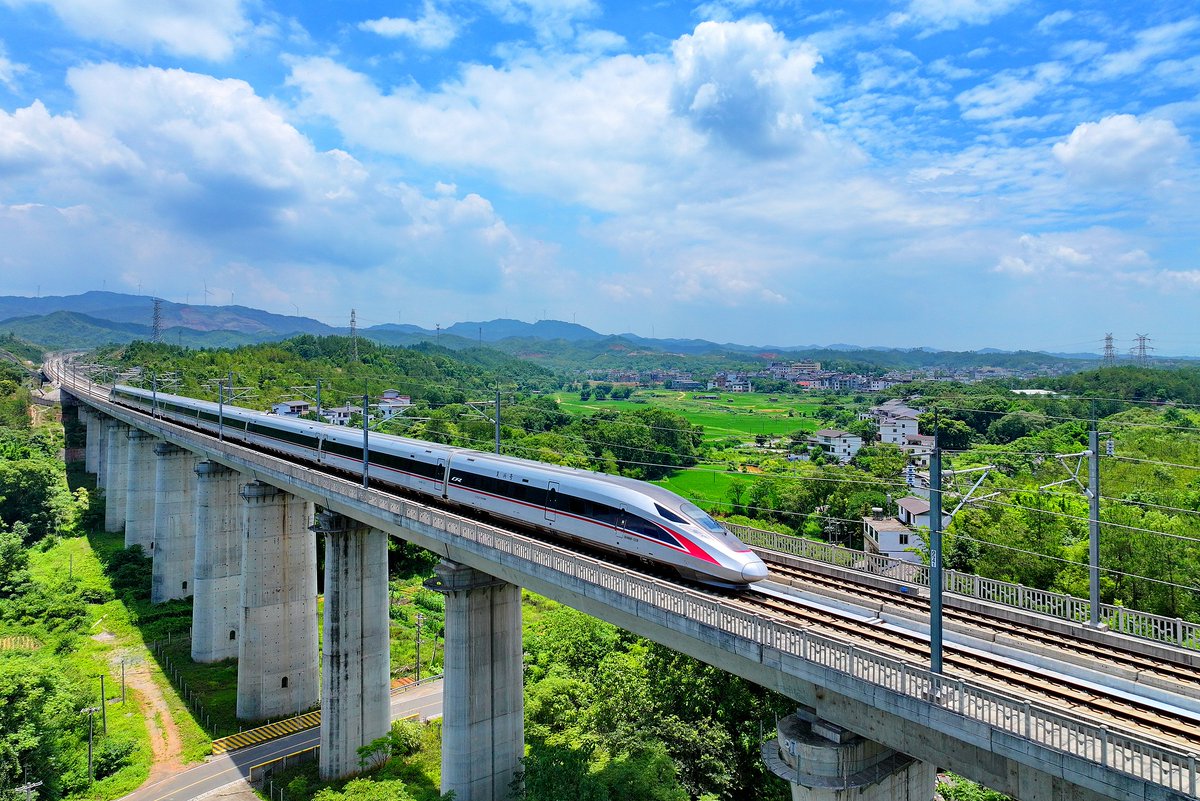 Frontlinestory's tweet image. #FrontlineFocus: China is accelerating a clean, low-carbon transportation system

China is building a modern, green transportation system with safe, efficient, and low-carbon solutions.

Highlights:
🚃New energy vehicles: Market share reached 52.2% from January to September 2025…