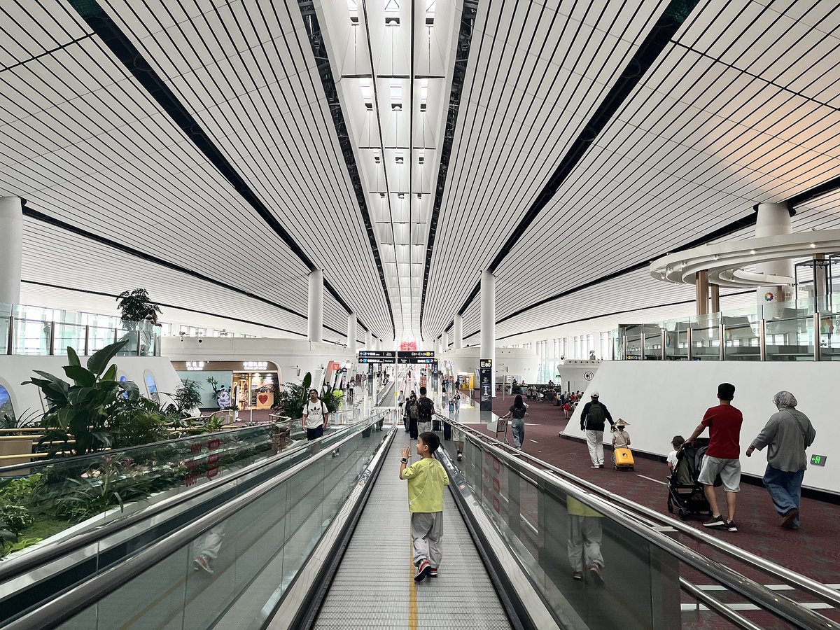 Frontlinestory's tweet image. #FrontlineFocus: China is accelerating a clean, low-carbon transportation system

China is building a modern, green transportation system with safe, efficient, and low-carbon solutions.

Highlights:
🚃New energy vehicles: Market share reached 52.2% from January to September 2025…