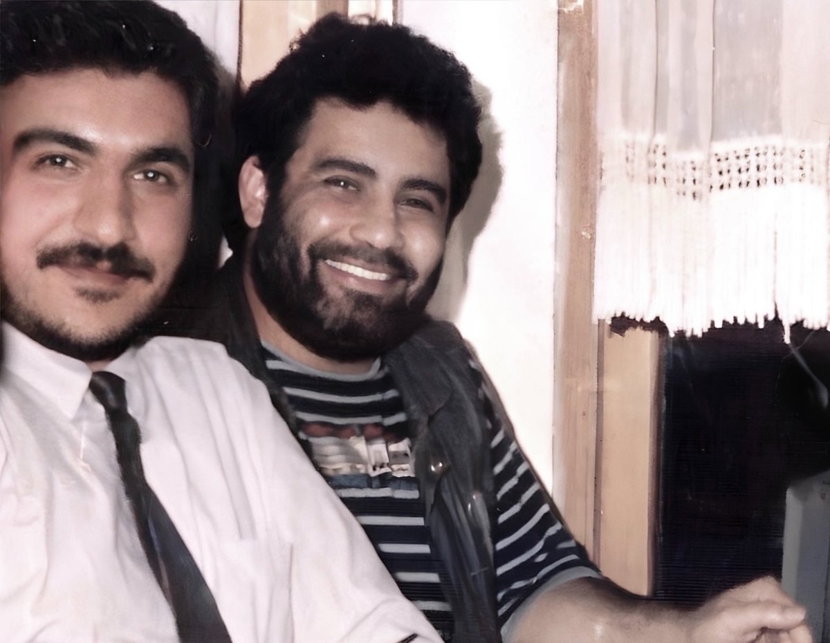 ferhatttunc's tweet photo. Yarım kaldı her şey, gülüşümüz yarım, cümlemiz eksik, neşemiz tatsız tuzsuz şimdi. 
Yok artık o ağız dolusu gülmek ve yok artık kahkahalarla gelmişine geçmişine küfretmek haine, hayırsıza… Yinede şu dünyaya sabahlara kadar yorulmadan şarkı söylediğimiz günlerin hatırı kaldı. 

Yani demem o ki sevgili Ahmet, seni özlemek, dağa, taşa, suya, göğe ve insana büyük bir kederle hasret kalırcasına… 
Ah!