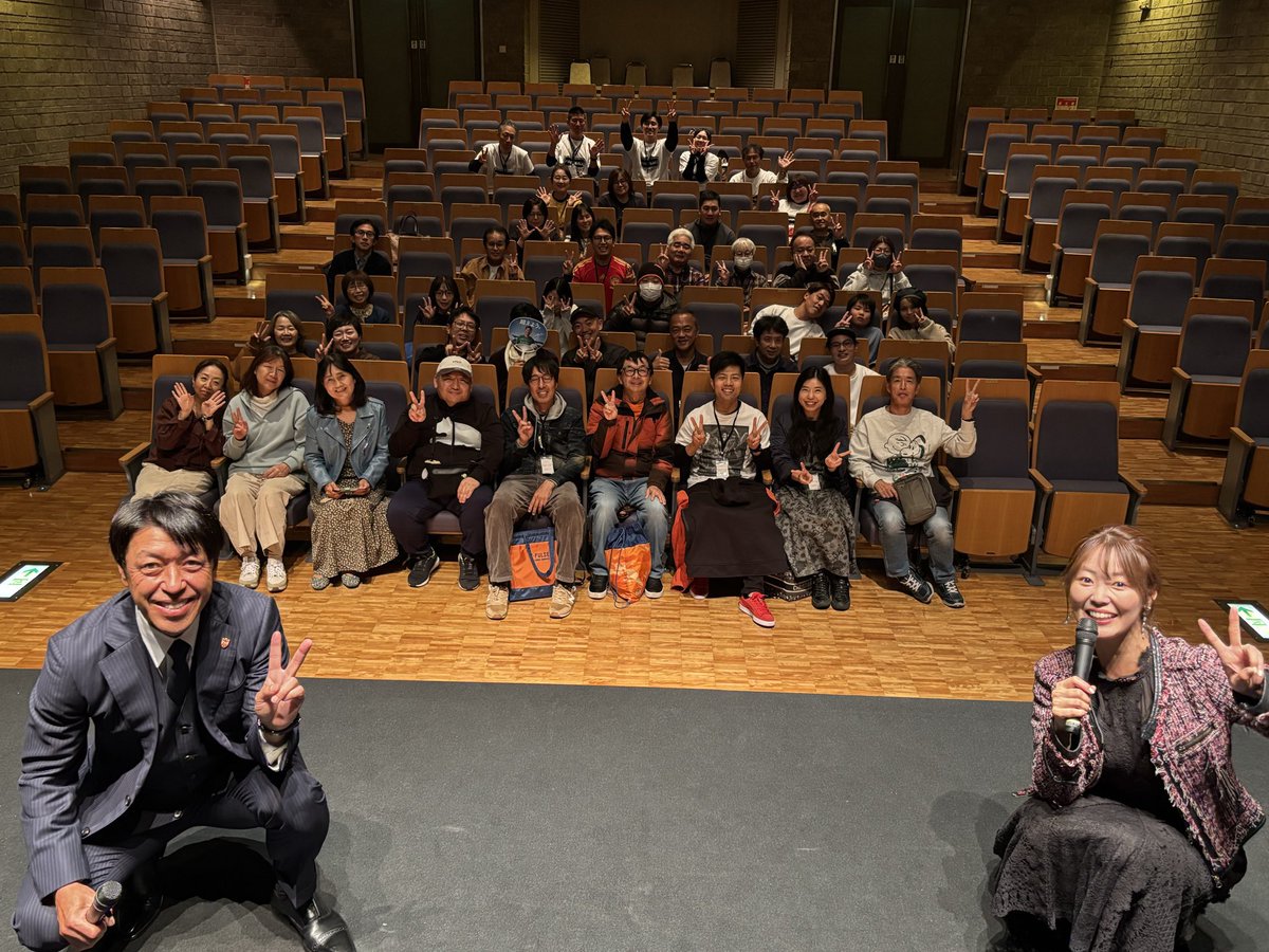 shizuokafff's tweet image. 【11/15 静岡フットボール映画祭】 
映画「ボールを奪え パスを出せ／FCバルセロナ最強の証」
トークショーゲスト澤登正朗さんは、終了後、みなさんと写真を撮りました！
ご来場のみなさん、ありがとうございました！