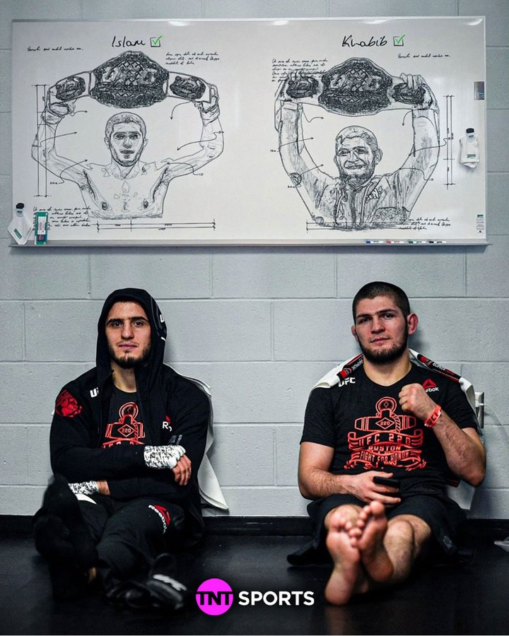 شبكة TNT Spotst الانجليزية :
صبيان من داغستان، تشكلا بفضل رؤية رجل واحد.
حقق حبيب خطة والده، وأكملها إسلام.
عصور مختلفة، نفس الحلم -
  النسر حلق بعيداً ليتمكن الطالب من الحصول على فرصته للصعود🦅