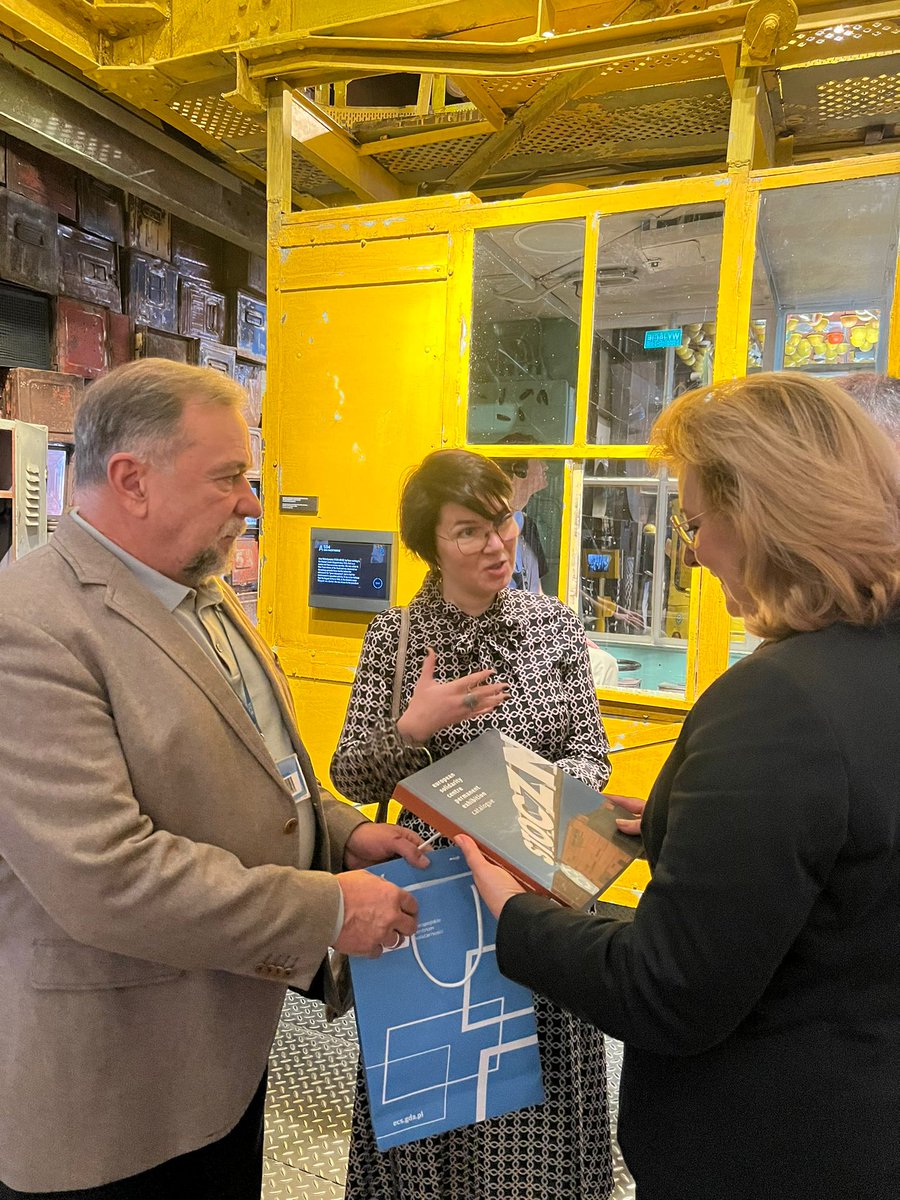 HalimiMimoza's tweet photo. Faleminderit Institutit Lech Wałęsa për ftesën &amp; mikpritjen e ngrohtë. Një privilegj të bisedoja me Presidentin Lech Wałęsa, Kryetarin legjendar të Lëvizjes Solidarność , si dhe të vizitoja Qendrën Evropiane të Solidaritetit, simbol i guximit, dialogut &amp; transformimit demokratik. https://t.co/uYAO6uVdJx