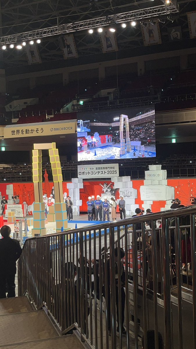 krobocon's tweet photo. 熊本高専熊本キャンパス、決勝戦で勝つことは出来なかったものの、本大会最大となる4.2mのゲートを建てることが出来ました！
今から閉会式です

#ロボコン #高専ロボコン https://t.co/DDZXTi6wud