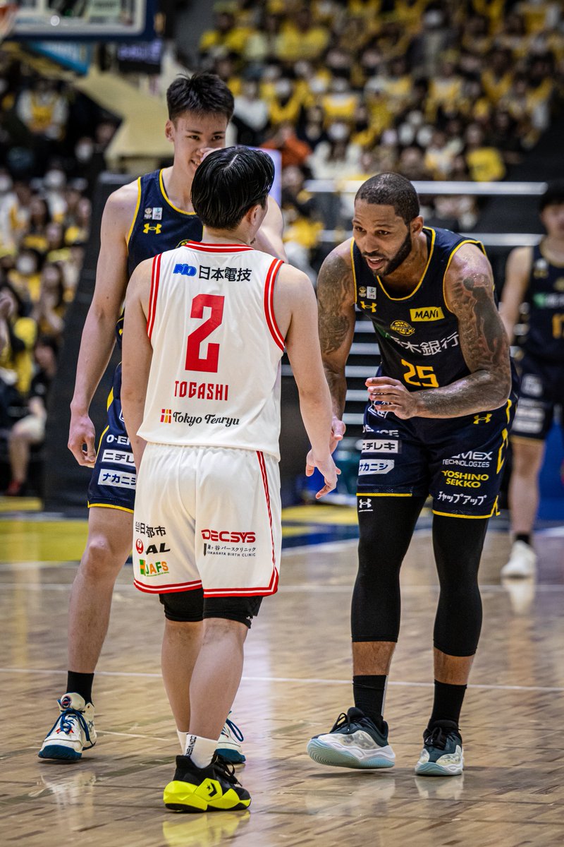 すぐさまニュちに「ウチの子なんでだめです。」されて丁寧に剥がされてたの笑いました