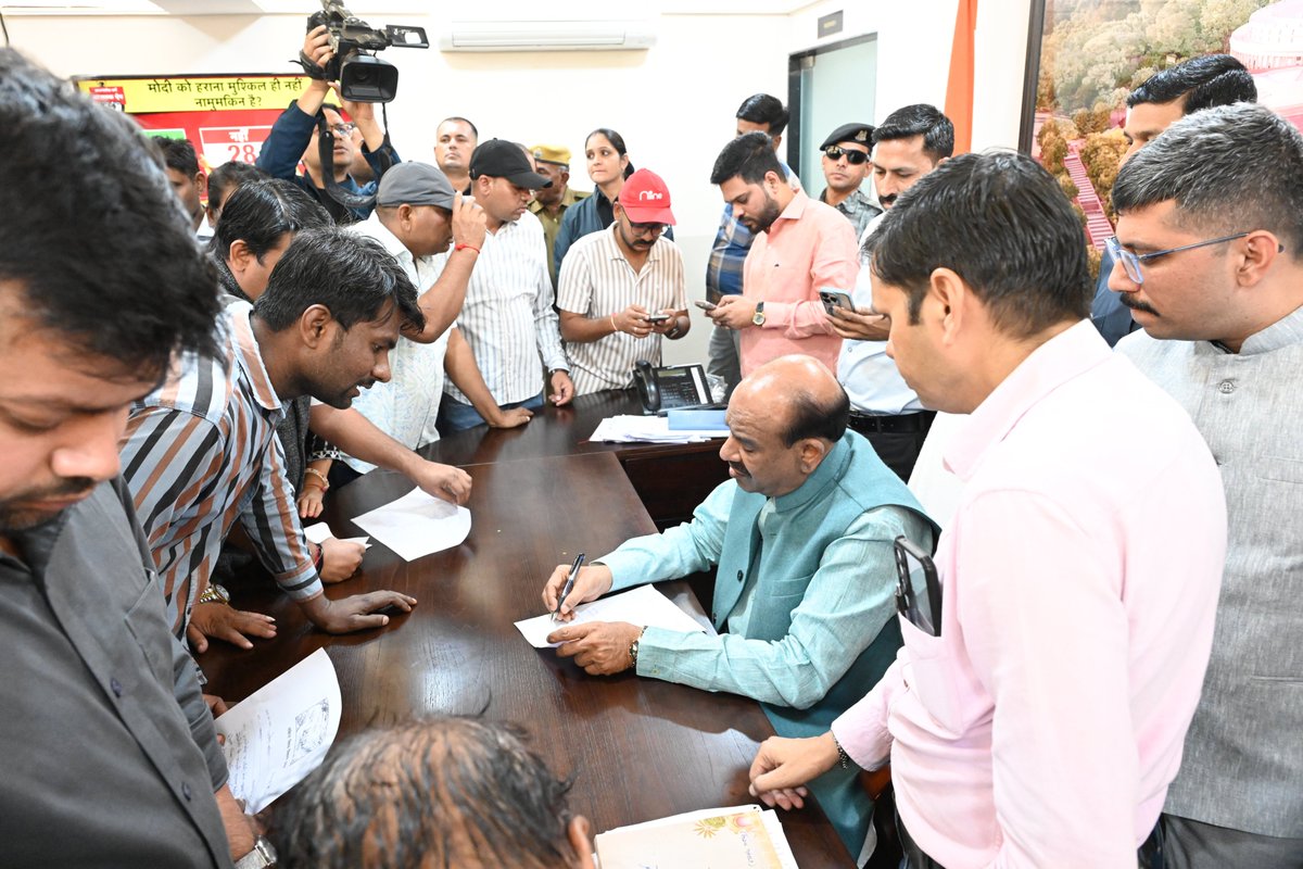 ombirlakota's tweet photo. संसदीय क्षेत्र कोटा स्थित कार्यालय पर बड़ी संख्या में पधारे क्षेत्रवासियों से भेंट कर उनके सुझावों और समस्याओं को सुना और संबंधित अधिकारियों को समाधान हेतु आवश्यक निर्देश दिए। हमारा प्रयास है कि जनआकांक्षाओं और जनअपेक्षाओं को समयबद्ध रूप से पूरा किया जाए। इसी उद्देश्य के लिए प्रतिबद्धता के साथ कार्य कर रहे हैं।

#Kota
#Bundi