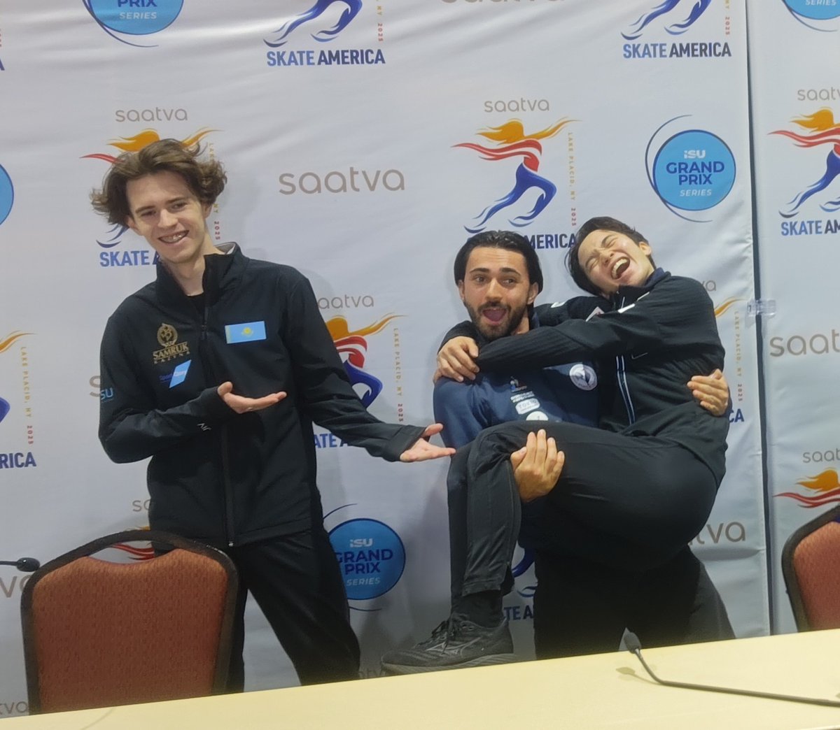 #友野一希 選手 「ここまで悔しいと思える３位は経験したことがなかった。僕、結構試合のことすぐ忘れるんですけど、一生忘れないだろうなと思いました」。会見の前にはこんなシーンも。失意を胸にしまい場を和ませるあたり、らしさも感じさせました。#フィギュアスケート jiji.com/jc/article?k=2…