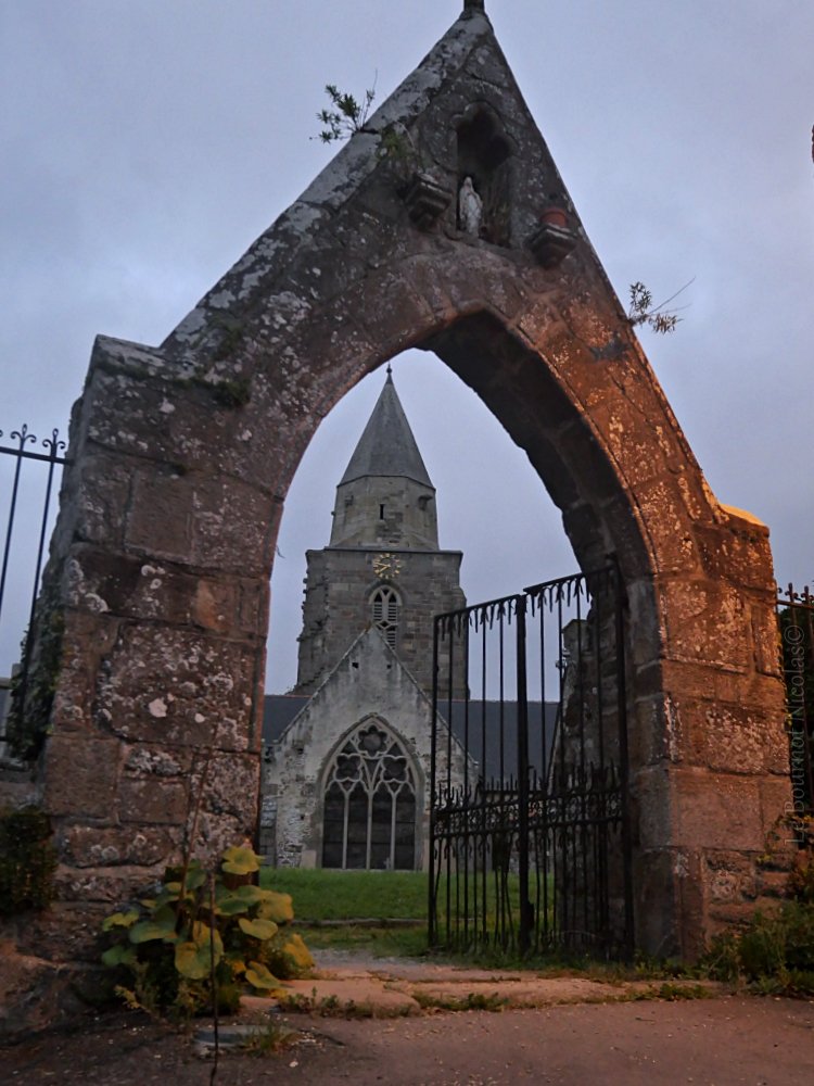 Bonjour
Le porche et le clocher de l'église de Saint-Suliac, en bord de Rance l'un des plus beaux villages de Bretagne.
Bon dimanche