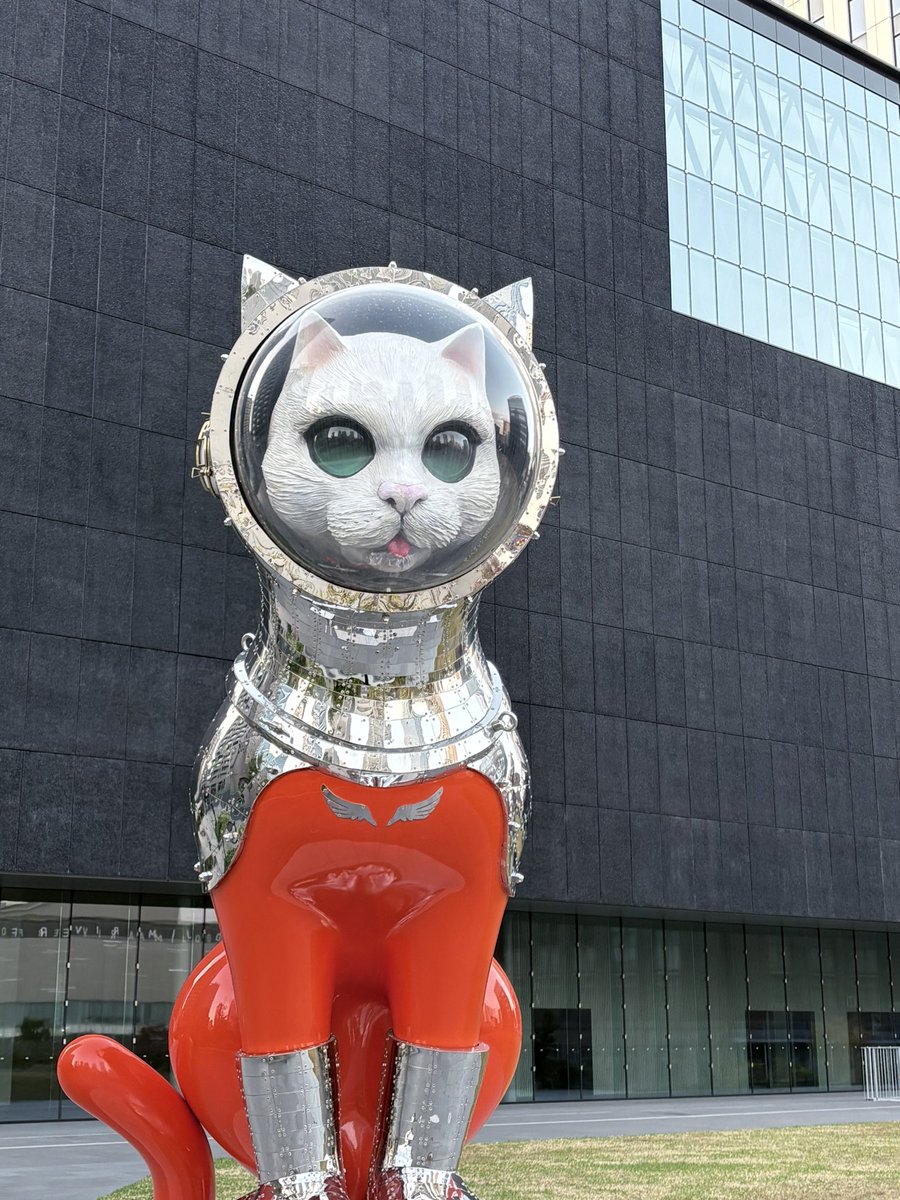 中之島美術館前のネコ（ヤノベケンジ）。