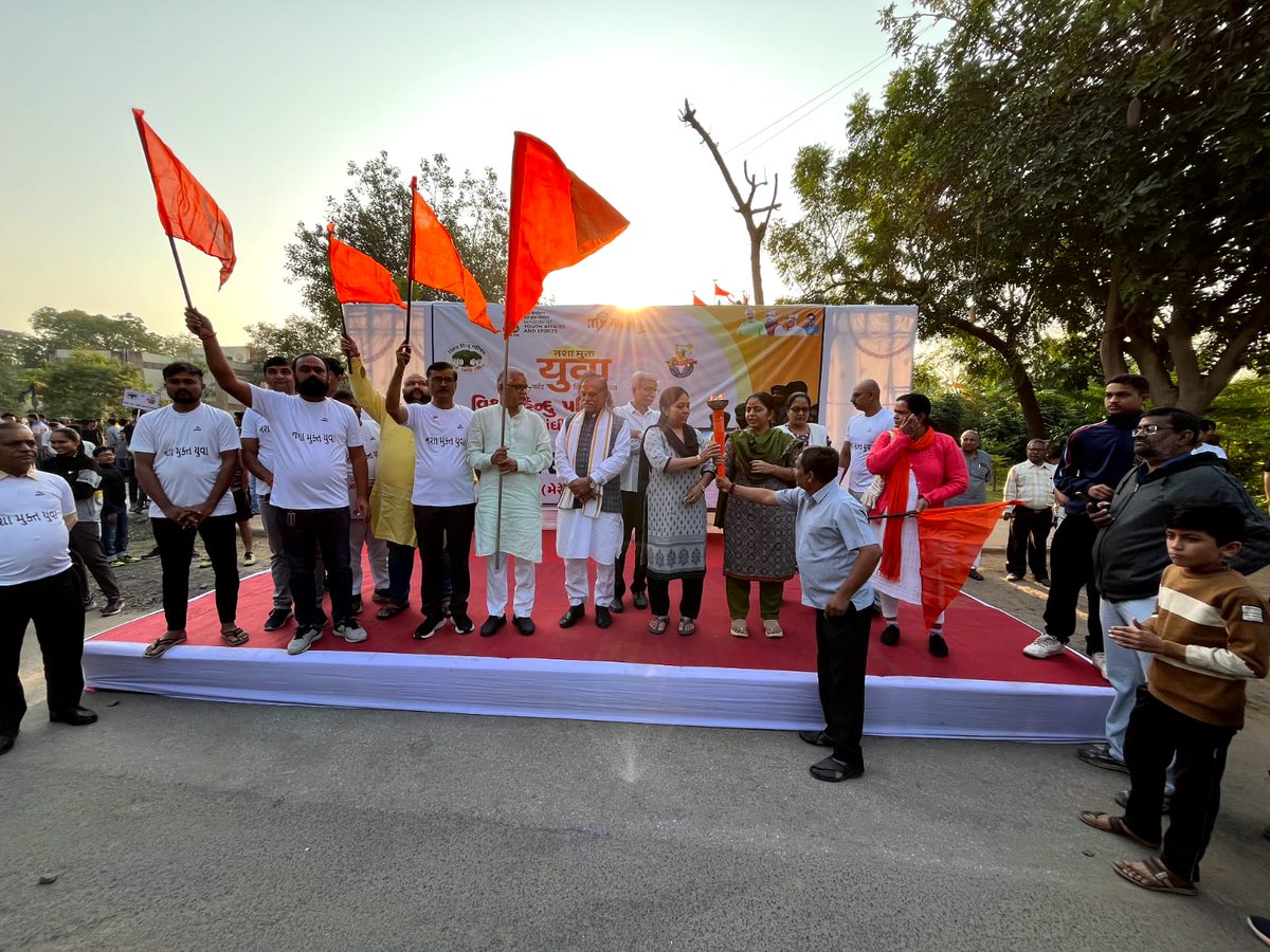 VHPGUJOFFICIAL's tweet image. નશો છોડો અને બજરંગ દળને અપનાવો.
વિશ્વ હિંદુ પરિષદ બજરંગ દળ, #ગાંધીનગર દ્વારા #નશા_મુક્ત_ભારત અભિયાન અંતર્ગત રન ફોર હેલ્થ મેરાથોન દોડનું આયોજન કરવામાં આવ્યું હતું.
આ આયોજનમાં મોટી સંખ્યામાં યુવાઓ અને બાળકોએ ભાગ લીધો
#Gujarat @mansukhmandviya @NeerajDoneria