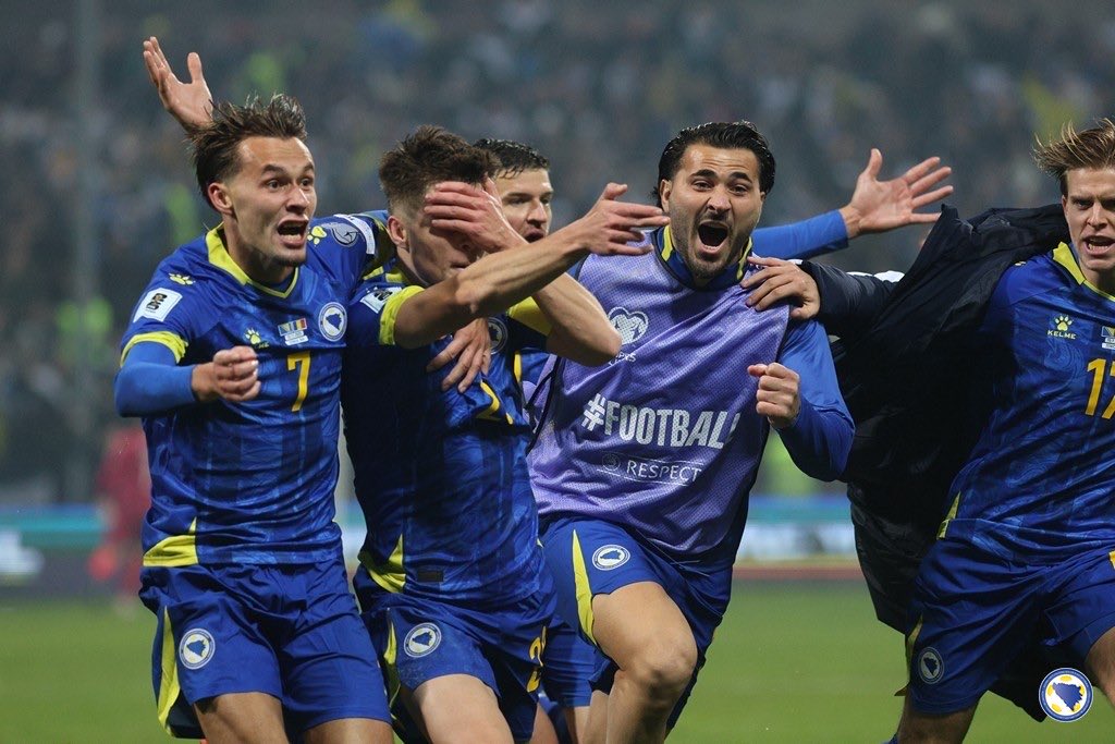 ForadeMapa's tweet image. Este fin de semana hooligans de 🇷🇴 foron a 🇧🇦pra seguir a súa selección de fútbol. Polo camiño deulles por mostrar pancartas e cantar consignas xenocidas.

Curiosamente no partido 🇧🇦vs🇷🇴 Esmir Bajraktarevic un bosníaco de Srebrenica meteu o gol que confirmaba a victoria de 🇧🇦