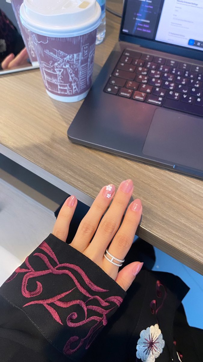 iisqdr's tweet image. الدنيا بنفسجيه 💜