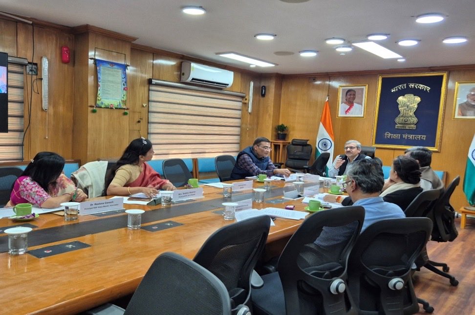 EduMinOfIndia's tweet image. Secretary, Dr. Vineet Joshi, Department of Higher Education, chaired a meeting today to discuss issues relating to coaching and reducing the dependency of students on coaching.

Deliberations focused on various issues and challenges including syllabus gaps across different…