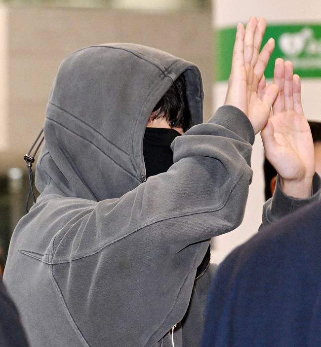 vkookmyfamily's tweet image. Taehyung looks                    Jungkook looks
like Jungkook.                         like Taehyung.