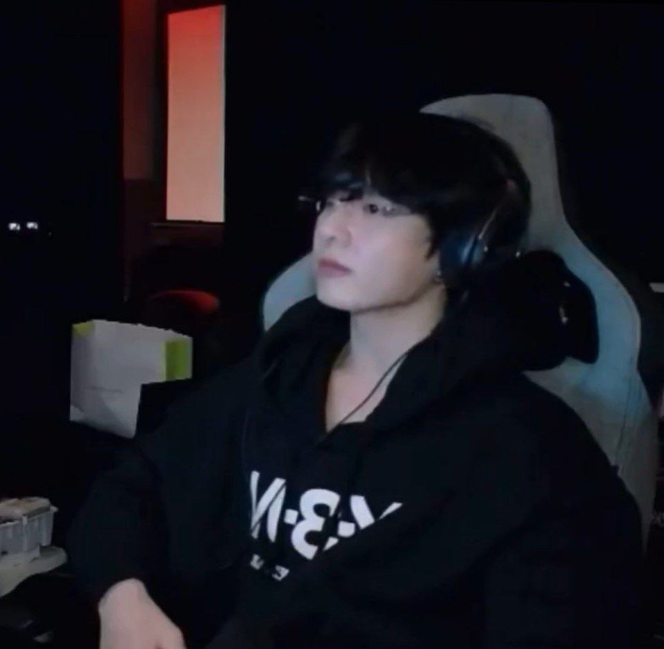 vkookmyfamily's tweet image. Taehyung looks                    Jungkook looks
like Jungkook.                         like Taehyung.