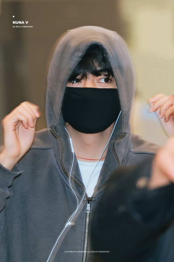 AboutMusicYT's tweet photo. Taehyung arrives in South Korea after his schedule in the US. https://t.co/FDbR7GPgXP