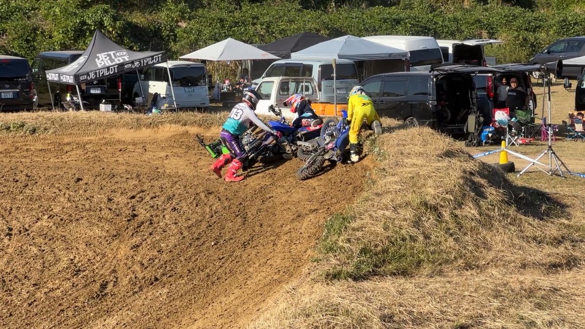 散水後、前のライダーのラインを残して手前で曲がろうとしたのにめちゃくちゃ滑ってスライディングで巻き込んじゃったごめんなさいwwwwwサイテーすぎたwwww

#44kidscross も最終戦大盛り上がりで、キッズたちの成長も見れてよかったです🥰

ライセンスのいらないキッズに特化したレースです❤️‍🔥