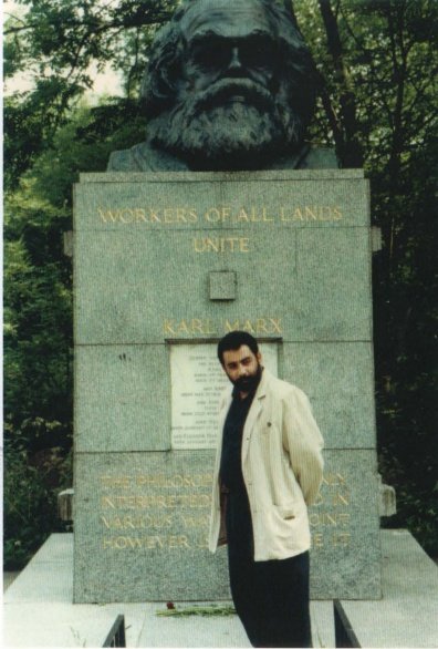 Ahmet Kaya, 16 Kasım 2000 tarihinde sürgünde bulunduğu Paris'te yaşama veda etti.

Ahmet Kaya ve Marx.👇