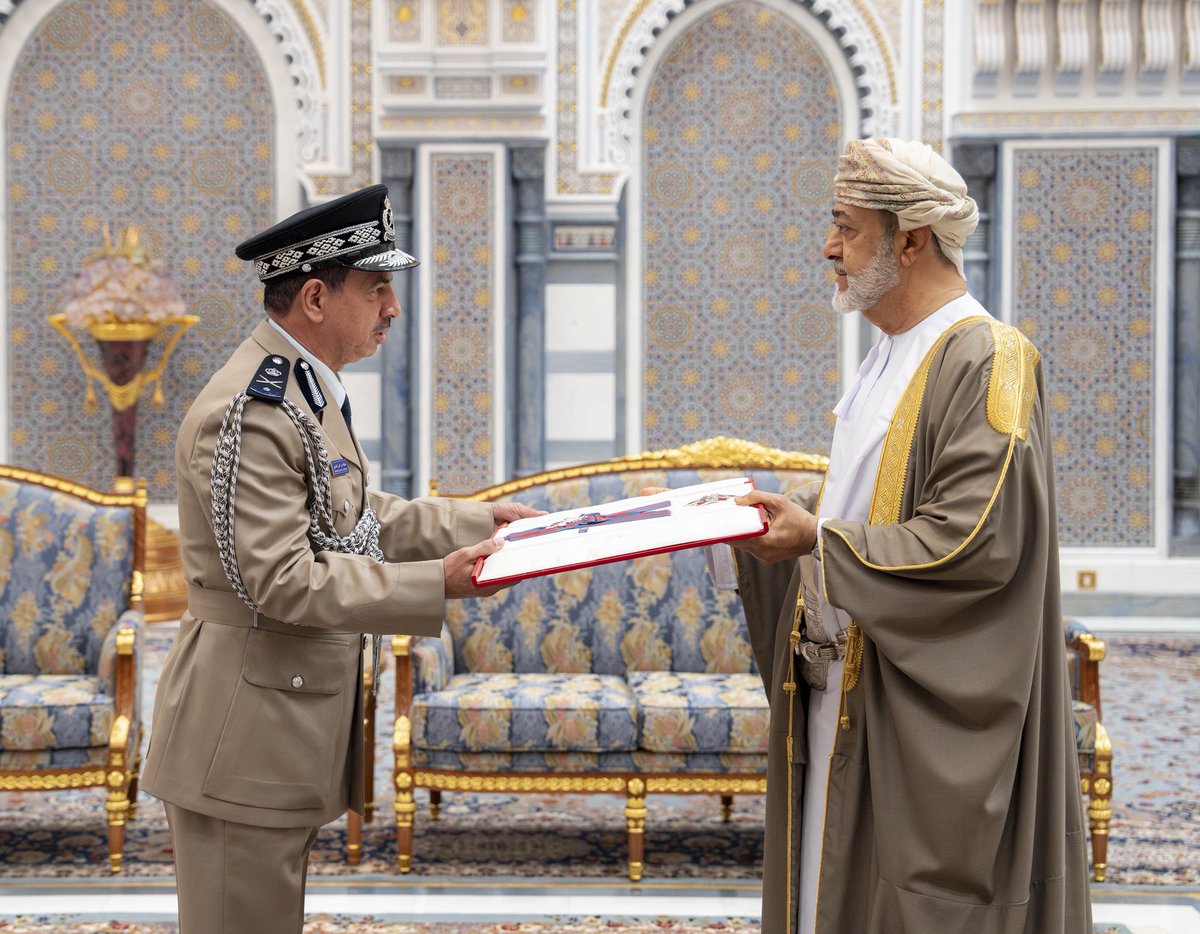 وتفضّل /أعزّهُ اللهُ/ فمنح وسامَ عُمان العسكري من الدّرجة الثّانية لكلٍّ من اللّواءِ الرّكن ناصر بن صالح المعولي أمين عام الاتّصالات والتّنسيق في المكتب السُّلطاني، واللّواءِ الرّكن سليمان بن خالد الزكواني أمين عام لمكتب رئيس مكتب القائد الأعلى، واللّواءِ خليفة بن علي السيابي