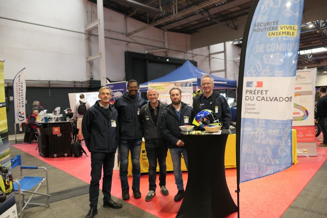 🎯 Tout le week-end, la préfecture du #Calvados et la gendarmerie sont présentes au salon auto-moto de Caen au parc des expositions.

🏍️ Sécurité routière : nos équipes mettent en avant la trajectoire de sécurité à moto et proposent un gilet airbag à gagner via un tirage au sort.