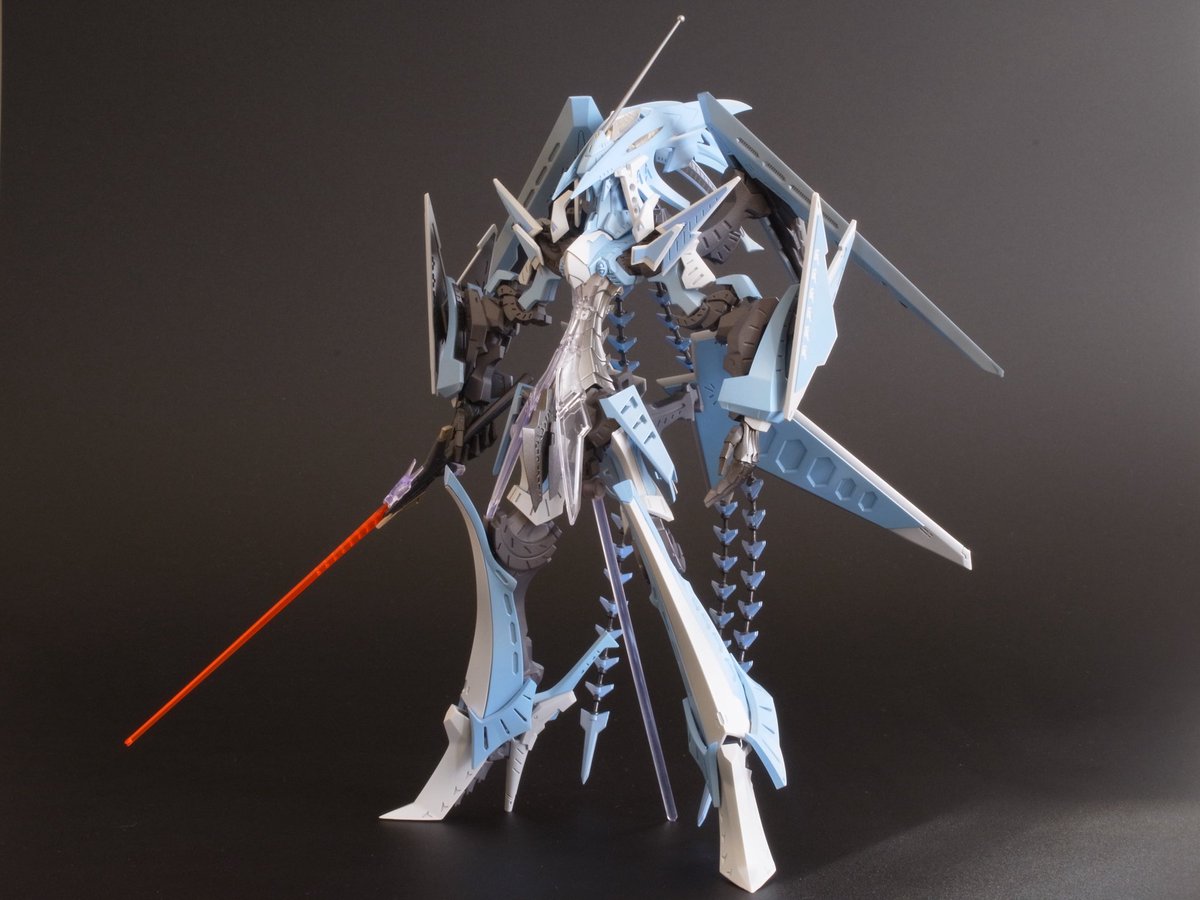 syuidesign's tweet photo. #アワートレジャー #破裂の人形 製作中！
2回目の土日、作業実績を組んで確認。

今回は七夕飾りのような、背中のスタビライザーの全体に長く入るパーティングライン消しを、ウェーブのヤスリスティックハード先端型1000番で、54個を面を出しながらチビチビ磨きます。地道で恐ろしく繰り返しのマゾ的作業。

指示色のブルーを塗装後、スタビライザーのパイプを、指定色のグレーで地道にこれまたチビチビ筆塗り。ラッカーベースにラッカーの筆塗り、久々にやりました。
ベースをしっかり塗っておけば、はみ出てもシンナーの筆で拭いとることができます。

同じグレーで装甲の裏をこれまたチビチビチビチビマスキング＋エアブラシで塗装。マスキングには、ニチバンのプッシュカットマスキングテープでサクサク切って、HOZANのP-894のピンセットでドンドン貼り付けていくと、ブレがなくしっかり掴めてストレスなく進みます。

最後に #フィニッシャーズ ファンデーションホワイトとシェルホワイトを濃い目にシンナーで薄めて、盾のエンボスをこれまた筆塗りで。数はまだ12個と少な目でスタビライザーよりはマシです。

なんだか今回は、異様に繰り返しの多い土日作業となりました。

来週は踵、翼端灯、デカールなどのディティールを仕上げて完成予定です。

 #FSS #ファイブスターストーリーズ #GTM