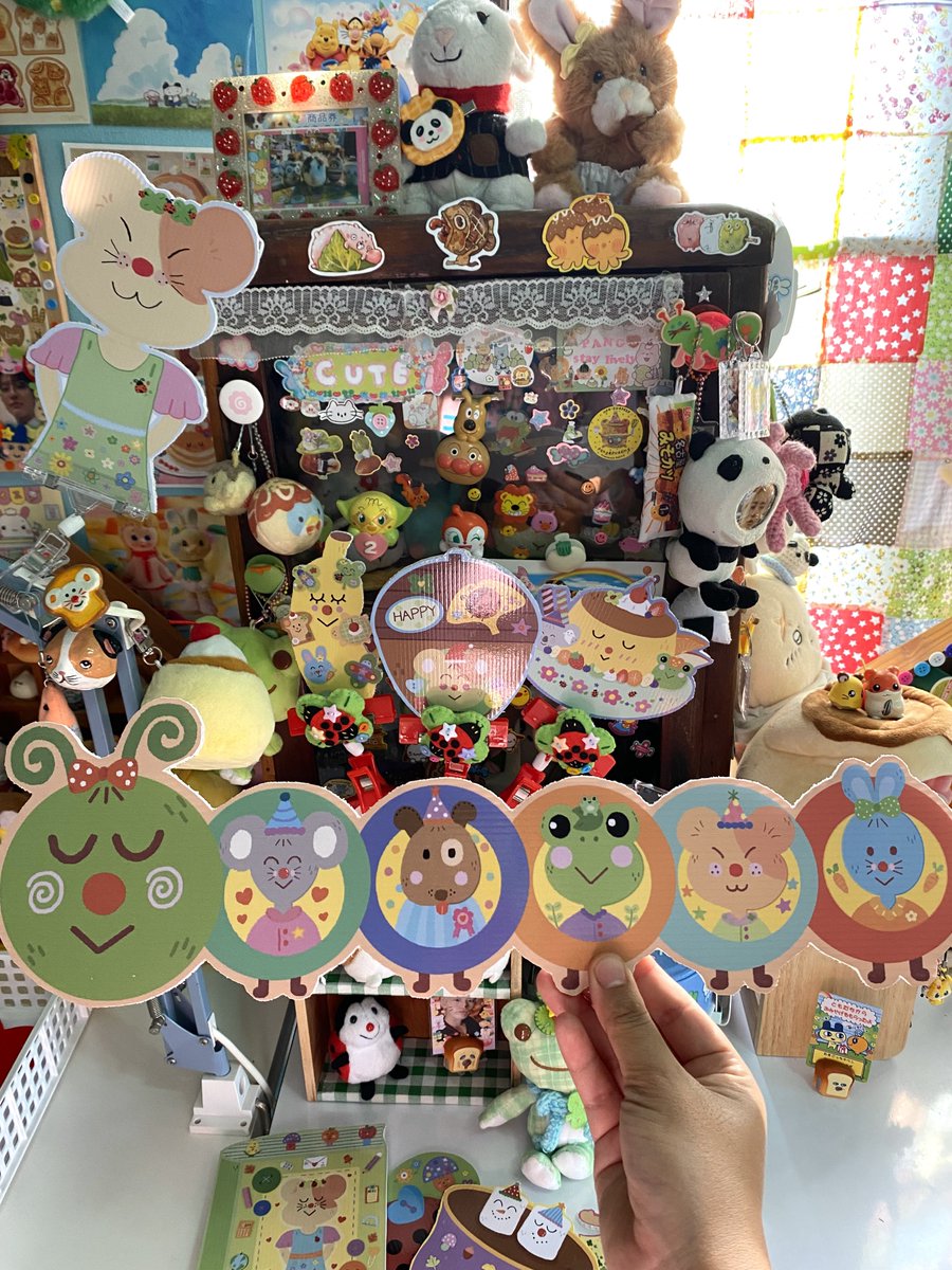 เจ้าก้อน🩷🥹🌱📚
พบกันที่งาน #YOLOARTFEST2025
วันที่ 6 ธันวาคมนี้ BOOTH O01-O02🖍️
ที่ SAMYAN MITRTOWN HALL 5 FL.🌿
ฝากเอ็นดูเด็กๆด้วยนะคะ~⛅️💝 #PangPuddingEnjoy