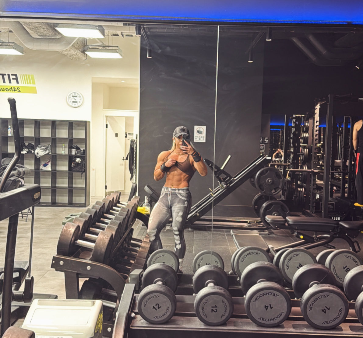 マッスルおりんりん🗣🇯🇵🇺🇸🇰🇷メンヘラからIFBB PROになった女