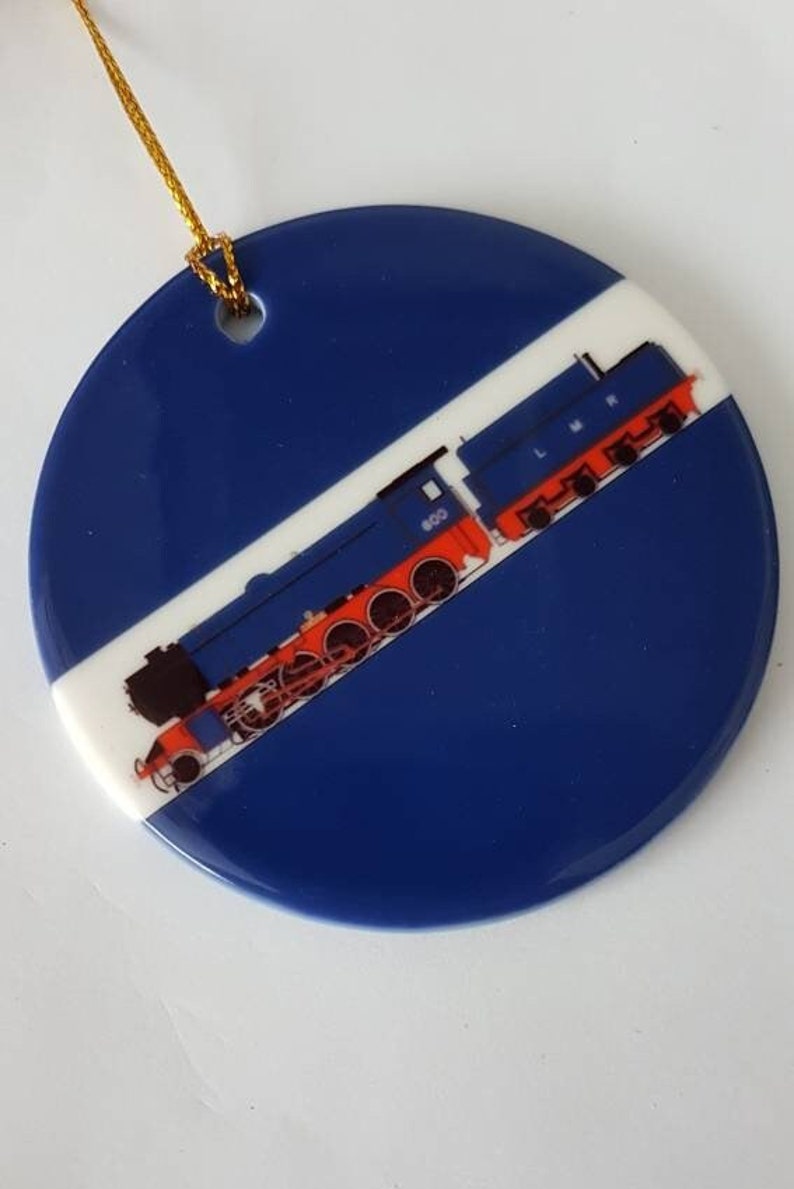 Ontherails2's tweet photo. Decorate your #christmastree 🎄with our locomotive ornaments
- 3" diameter ceramic disc
- Gold hanging thread
- £9.99 (sgle) /£10.99 (dble)
https://t.co/ABjP9ymUIc
#ukgiftam #ukgifthour #shopindie #traintwitter #tmrguk #craftbizparty #ukmakers #mhhsbd #steamtrain #Railway200 https://t.co/kSF2ezxTTd