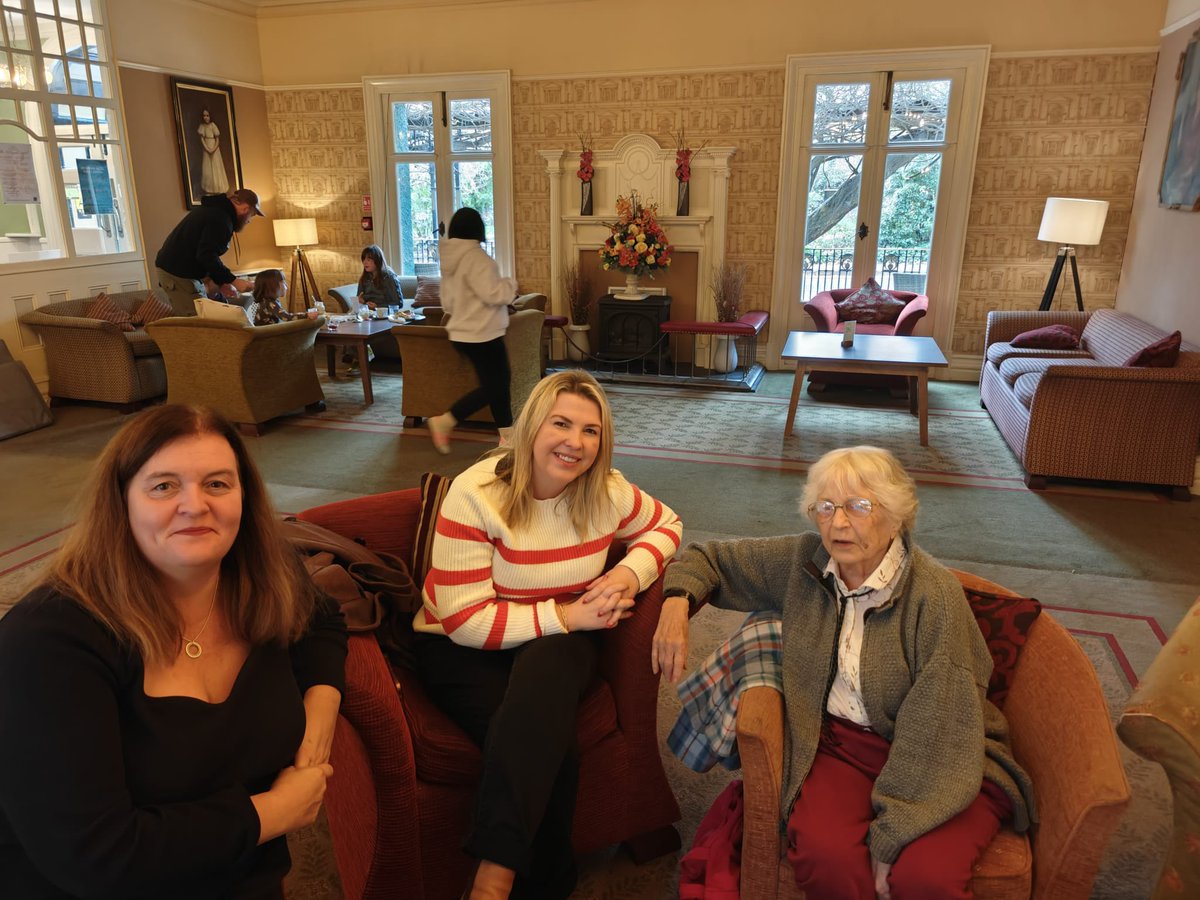 Enjoyed chatting with the residents of Llandrindod yesterday with the <a href="/Plaid_Cymru/">Plaid Cymru 🏴󠁧󠁢󠁷󠁬󠁳󠁿</a> Brycheiniog Tawe Nedd team!

Lovely to meet Siân Meredudd for
coffee - A Plaid Cymru Councillor in the town for over half a century - to discuss local issues. #Senedd2026