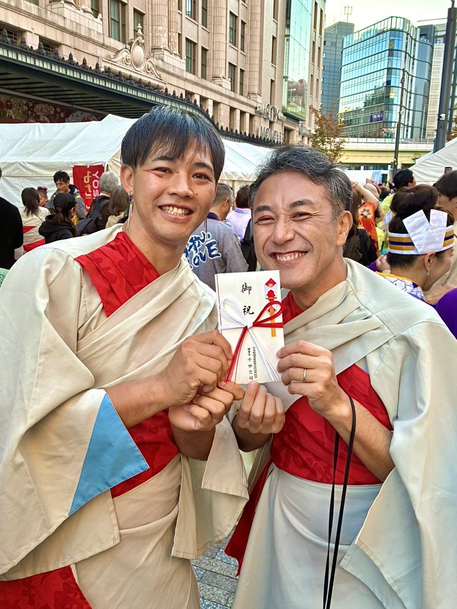 shishameki's tweet photo. よさこい大阪大会にて、
千日前道具屋筋商店街振興組合様より
「まい道くん賞」をいただきました。
誠にありがとうございます。

この目にのせて、
演舞から我々の心は届いたでしょうか。

お祭りをつくりあげてくださる皆様、観てくださった皆様に心から感謝申し上げます。

#ししゃめき https://t.co/owngJVrKcq