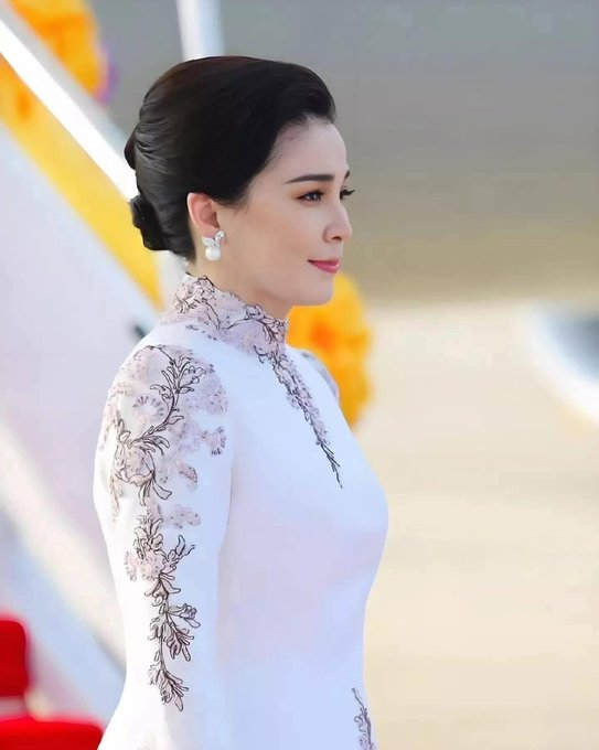 เป็นกระแสดังในโลกโซเชียลจีนหนักมาก เพราะทุกคนกล่าวขวัญถึง ความสง่างามและงดงามของ พระราชินีสุทิดา จากประเทศไทย 
 “泰国王后气质太好了，是真正的东方优雅。” 

“ราชินีแห่งประเทศไทยมีอุปนิสัยที่งดงามมาก พระองค์ทรงเป็นตัวแทนของความสง่างามแบบตะวันออกที่แท้จริง