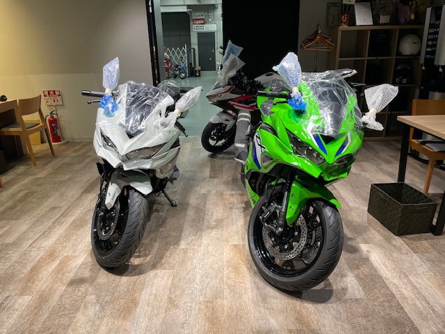 八尾カワサキ 本店です。#ZX4R RとSEが入荷しました。＃ライムグリーン