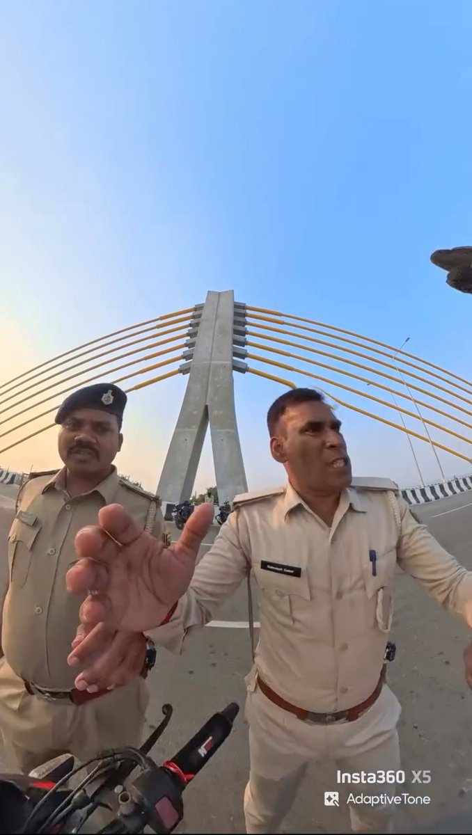 USChandel's tweet photo. @patna_traffic @bihar_police @MishraUtka88253 @BiharGovt @NitishKumar @IPS_Association @India_NHRC @PatnaPolice24x7 ये क्या एक्शन लेंगे। पूरा डिपार्टमेंट ही ऐसा है। सब के सब सड़क छाप गुंडे की तरह बर्ताव करते हैं आम लोगों के साथ, और ये अपने से बड़े गुंडे के सामने किसी पालतू ��ानवर की तरह दुम हिलाते हैं। वीडियो में तीनों पुलिस वाले बाइकर को मां बहन की गंदी गालिया दे रहा है, उसको मार रहा है। थू है https://t.co/D9jn95Z8Fc